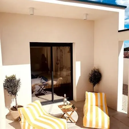 Moderne Entre Centre Et Nature ニーム