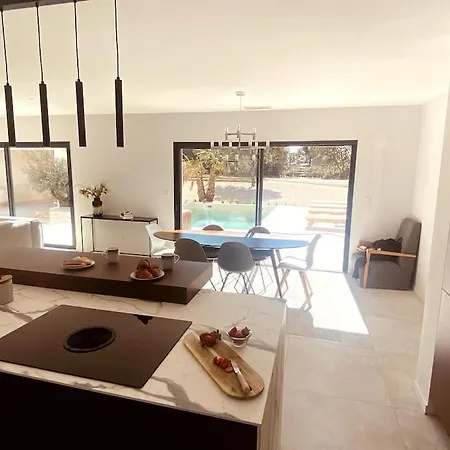 Moderne Entre Centre Et Nature ニーム
