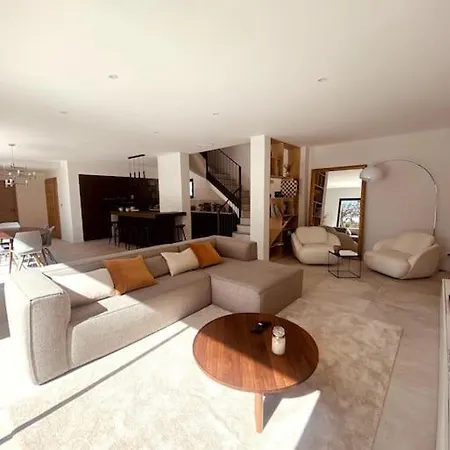 Moderne Entre Centre Et Nature * ニーム